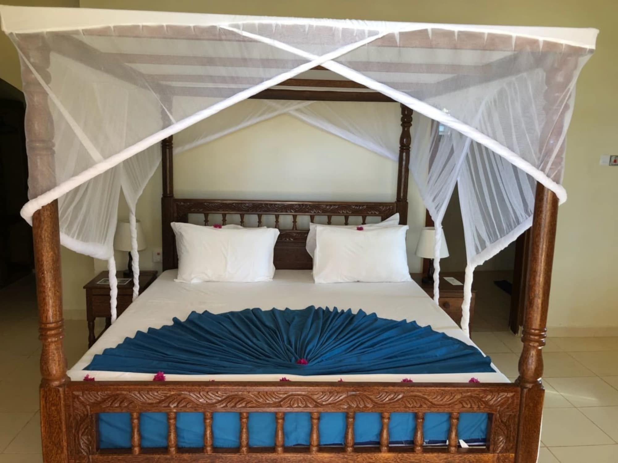 Khulala Ocean Blue Bungalows Paje